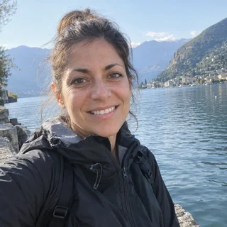 Chiara, donna italiana sui 38, davanti al lago