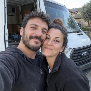 Marco e Sara, coppia italiana sui 35, davanti a un Ford Transit