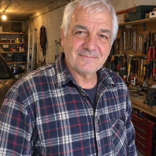 Giorgio, uomo italiano sui 61, in un garage